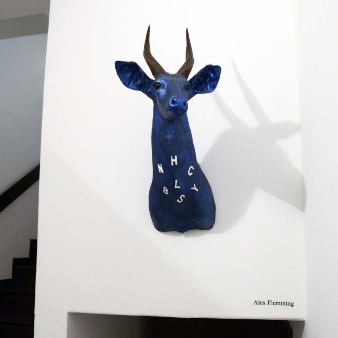 Alex Flemming - Impala Azul, 2014. Acrílica sobre animal empalhado. Dimensões naturais do animal.
