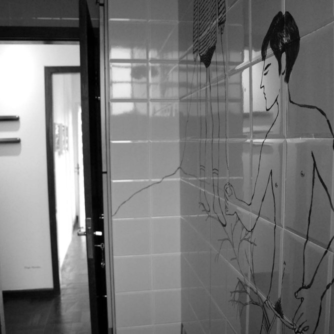 Fernando Cardoso - Sem título, 2015. Intervenção com desenho e fotografia nos azulejos de um dos banheiros da casa. Dimensões variadas.